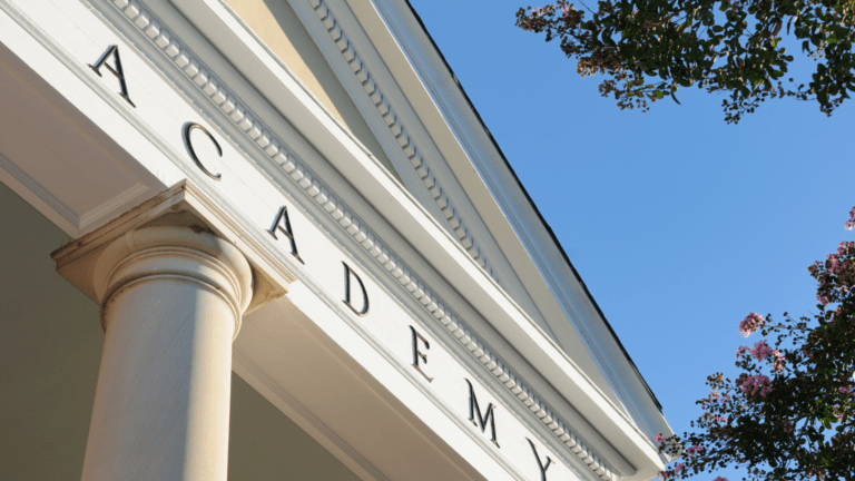 Academia MCI: Formación que construye el futuro